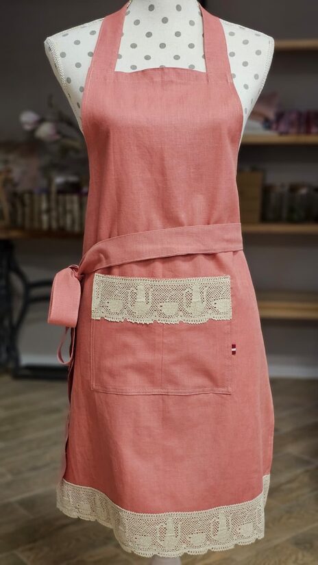 Spilgti rozā priekšauts ar platu mežģīni