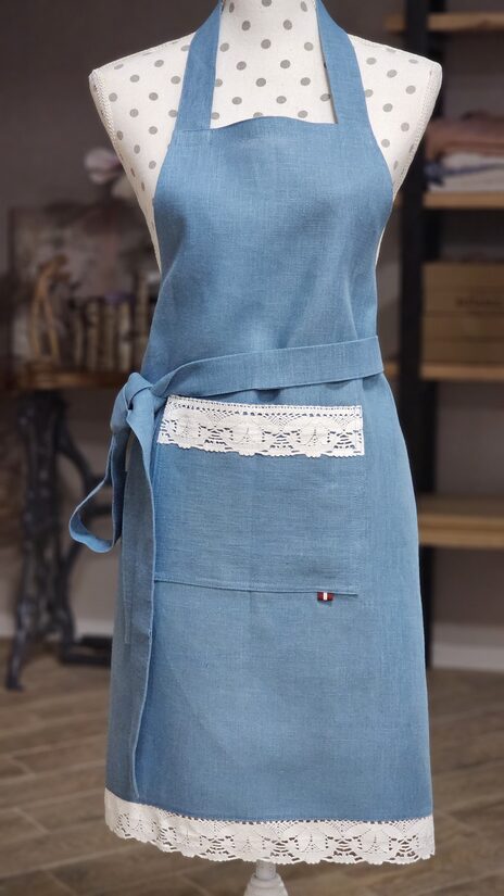 Gaiši zils lina priekšauts ar mežģīni