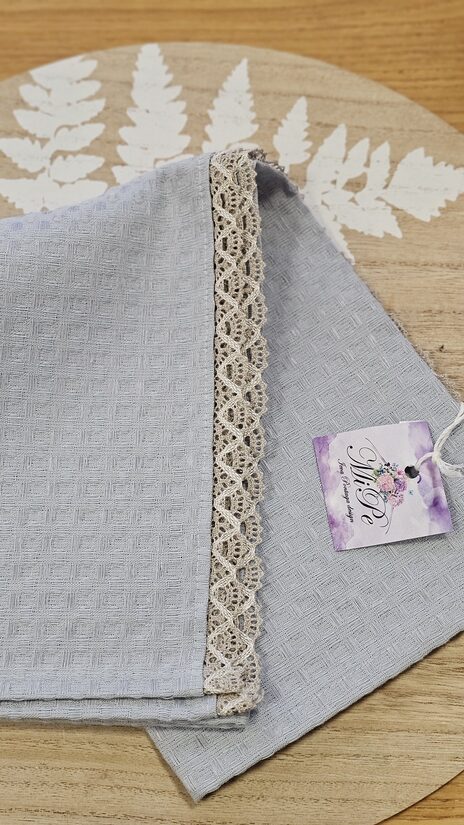 Virtuves dvielis - vienkrāsains gaiši zils ar šauru mežģīni