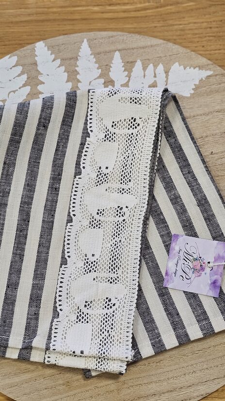 Virtuves dvielis ar melnām svītrām un mežģīni