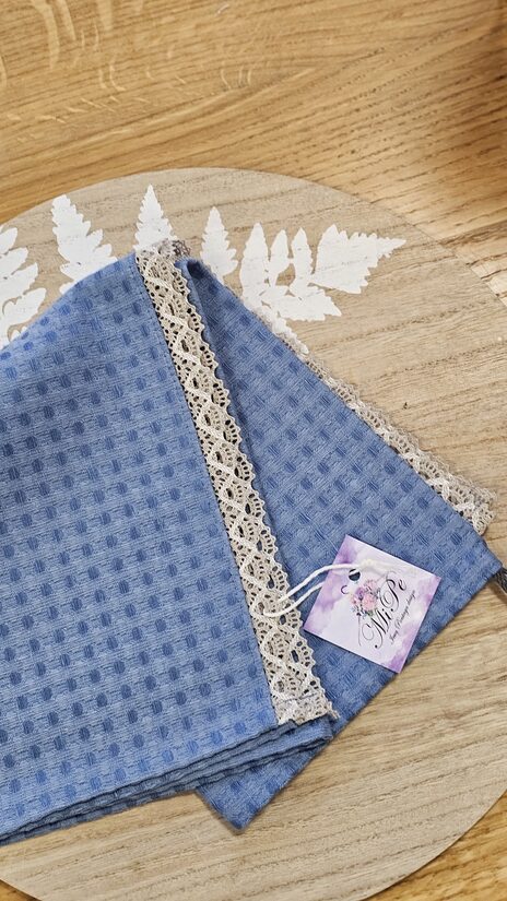 Virtuves dvielis - vienkrāsains zils ar mežģīni