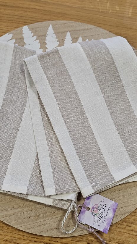 Lina virtuves dvielis ar platām svītrām un mežģīni