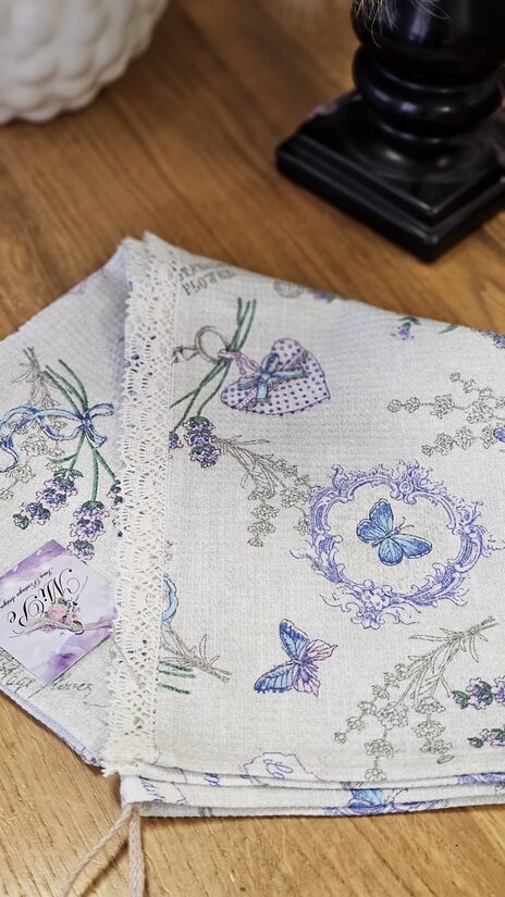 Virtuves dvielis ar ziedu, tauriņu rakstu un mežģīni