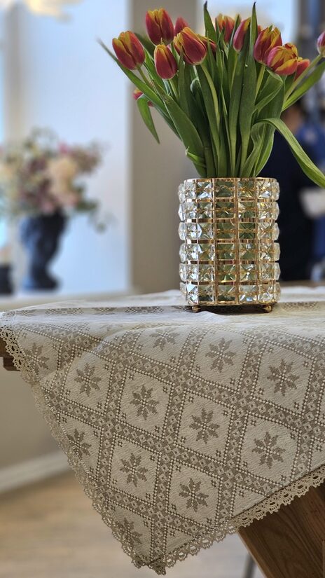 Lina galdauts ar ausekļa rakstu un mežģīni 1m x 1m