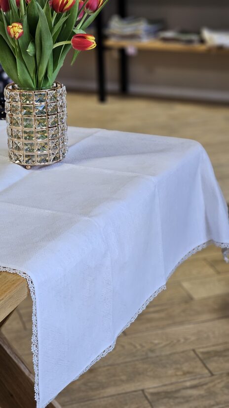 Balts lina galdauts ar šauru mežģīni 1m x 1m
