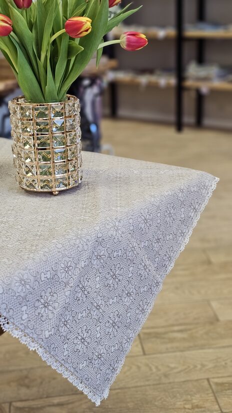 Lina galdauts ar ziedu rakstu un mezģīni 1m x 1m