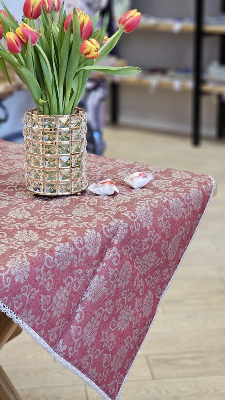 Sarkans lina galdauts ar raksu un mežģīni 1m x 1m 