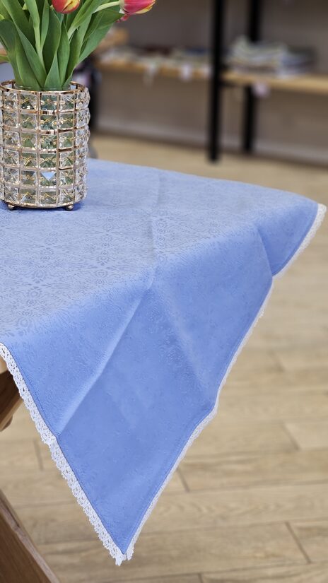 Zils lina galdauts ar mežģīni 1m x 1m