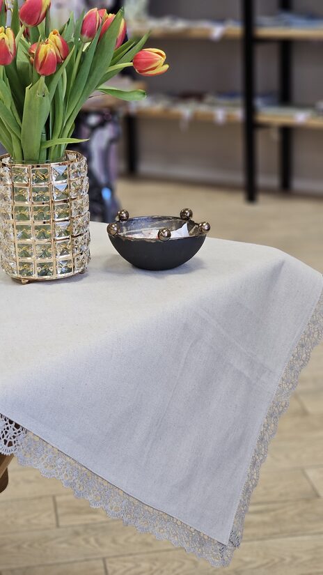 Lina galdauts ar platu mežģīni 1m x 1,20m