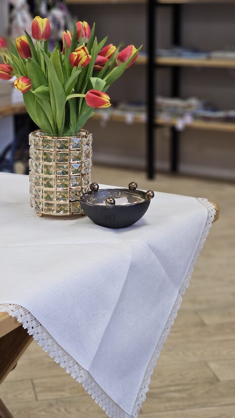 Balts lina galdauts ar platu mežģīni 1m x 1,20m