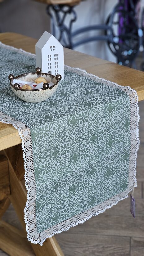 Zaļš lina galda celiņš ar rakstu un mežģīni 0,38 x 1,55 m