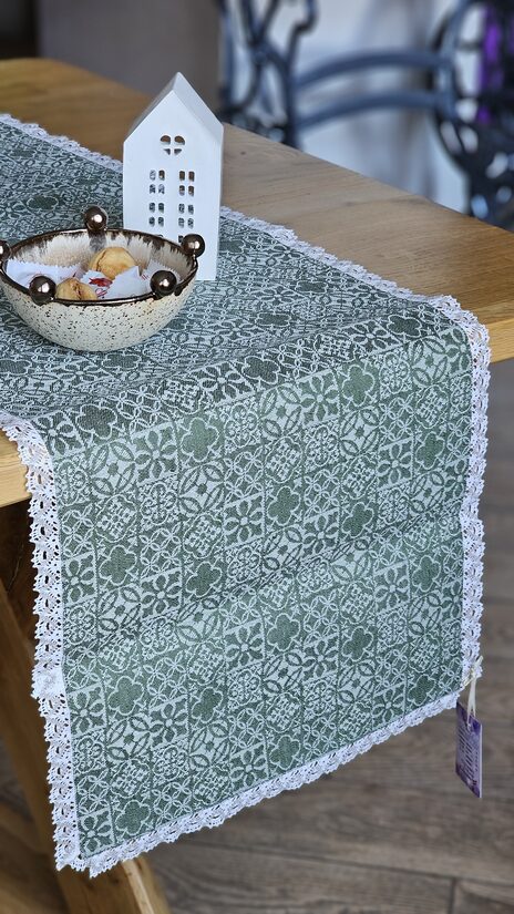 Zaļš lina galda celiņš ar rakstu un mežģīni 0,37 x 1,55 m