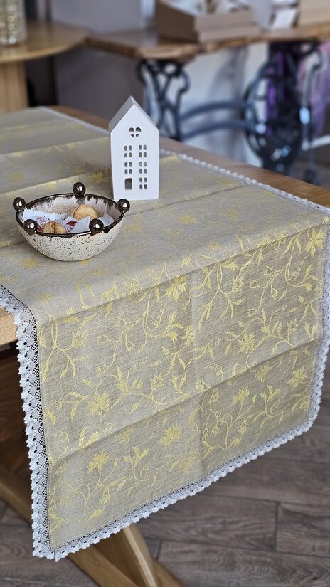 Dzeltens lina galda celiņš ar mežģīni 0,57x1,60