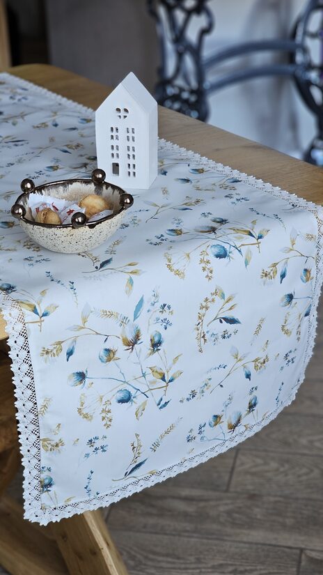 Kokvilnas galda celiņš ar ziedu rakstu un mežģīni 0,44 x 1,20