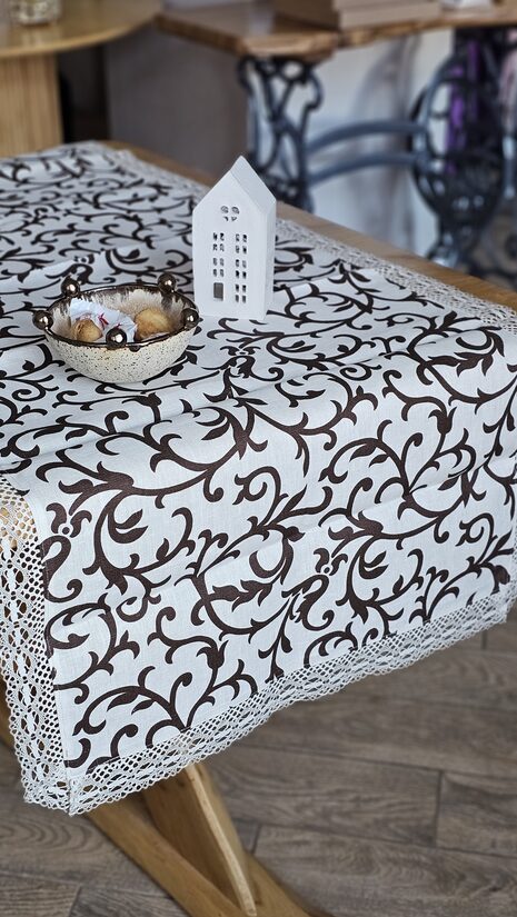 Lina galda celiņš ar rakstu un mežģīni