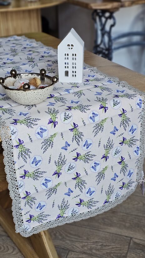 Kokvilnas galda celiņš ar lavandas un tauriņu rakstu 0,40x1,20