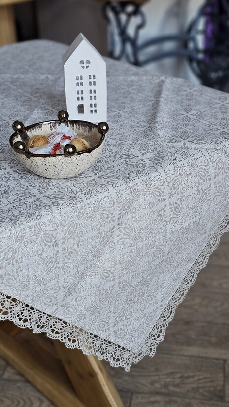 Lina galdauts ar mežģīni 0,90x1,54