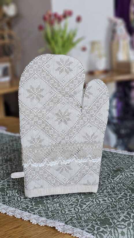 Virtuves cimds ar ausekļa rakstu un mežģīni