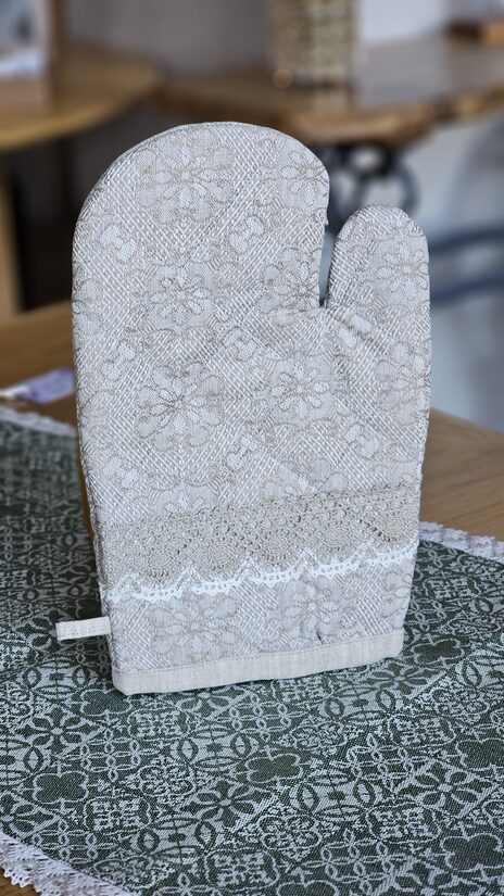 Virtuves cimds ar ziedu rakstu un mežģīni