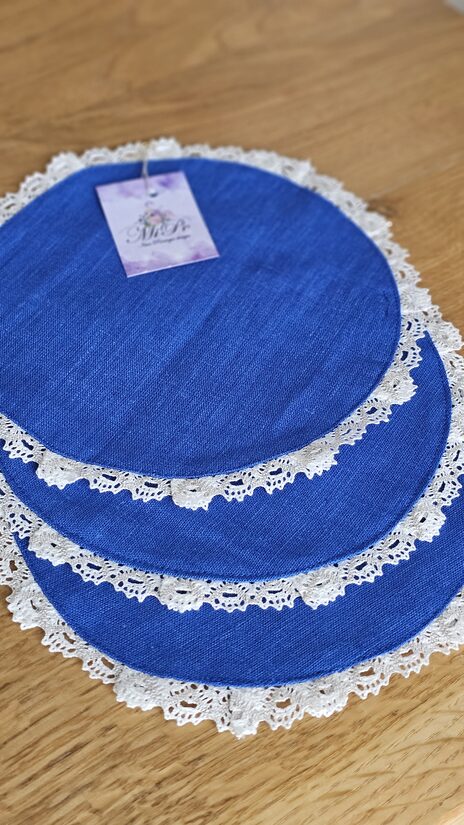Apaļa lina galda salvete ar mežģīni zilā krāsā