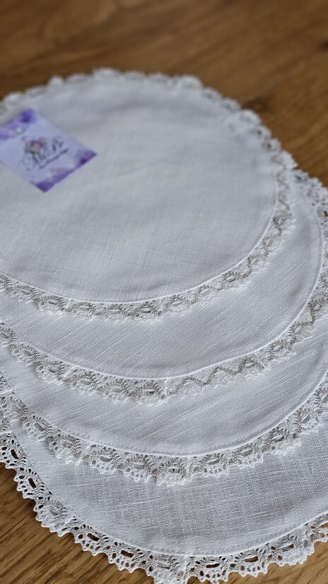 Apaļa lina galda salvete ar mežģīni baltā krāsā