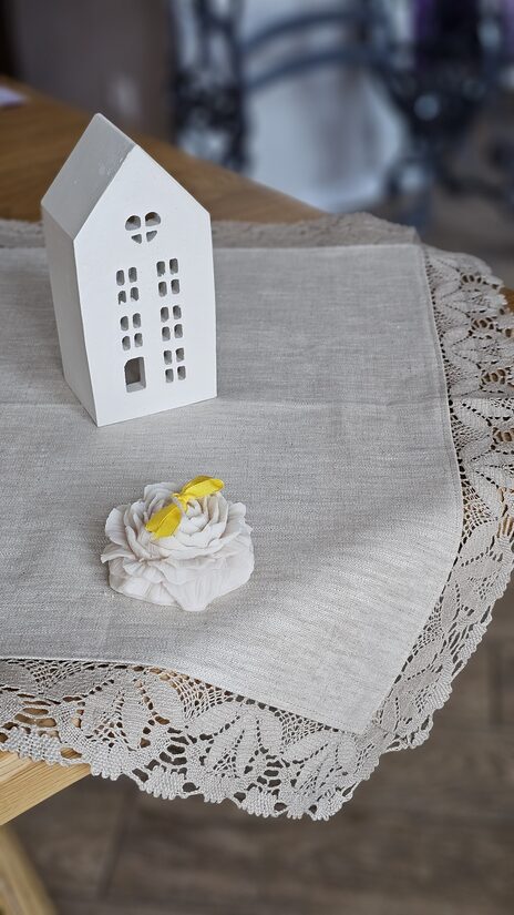 Lina galda salvete ar platu mežģīni