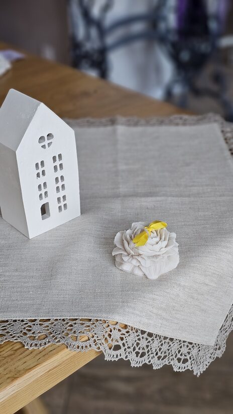 Lina galda salvete ar platu mežģīni