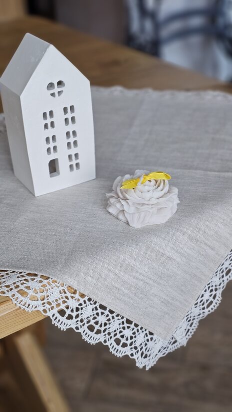 Lina galda salvete ar platu baltu mežģīni