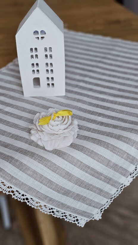 Lina galda salvete ar šaurām svītrām un mežģīni