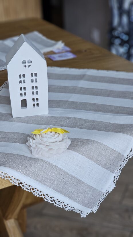 Lina galda salvete ar platām svītrām un mežģīni