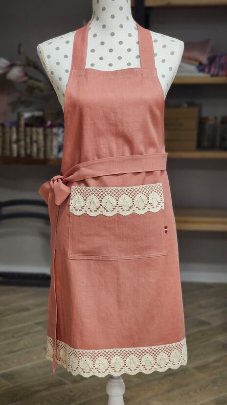 Rozā lina priekšauts ar apļveida mežģīni