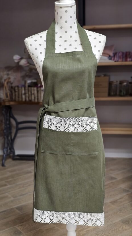 Tumši zaļš lina priekšauts ar rombveida mežģīnes zīmējumu