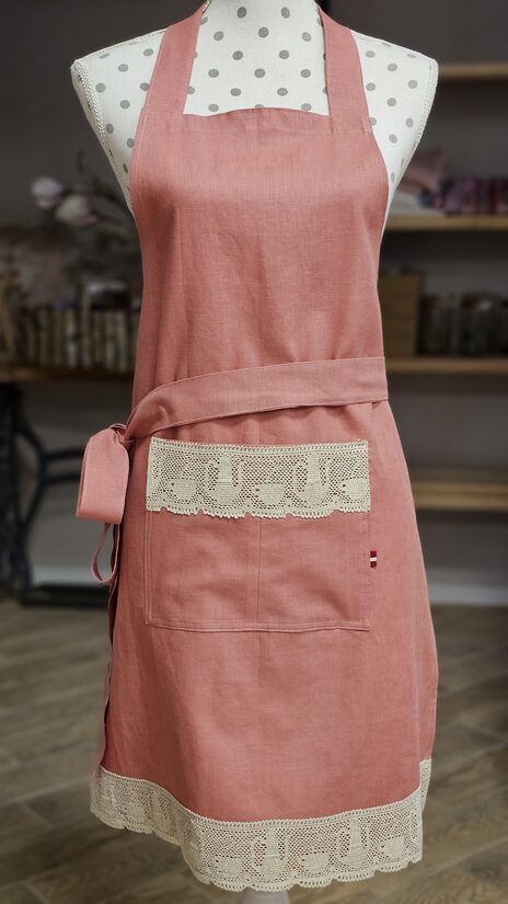 Gaiši rozā lina priekšauts ar platu mežģīni