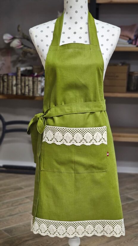 Zaļš lina priekšauts ar apļveida mežģīni