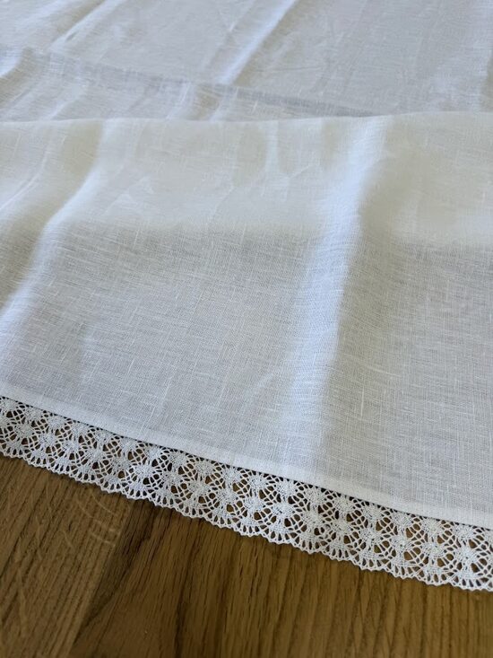 Lina galdauts ar mežģīni  1,00 x 1,46