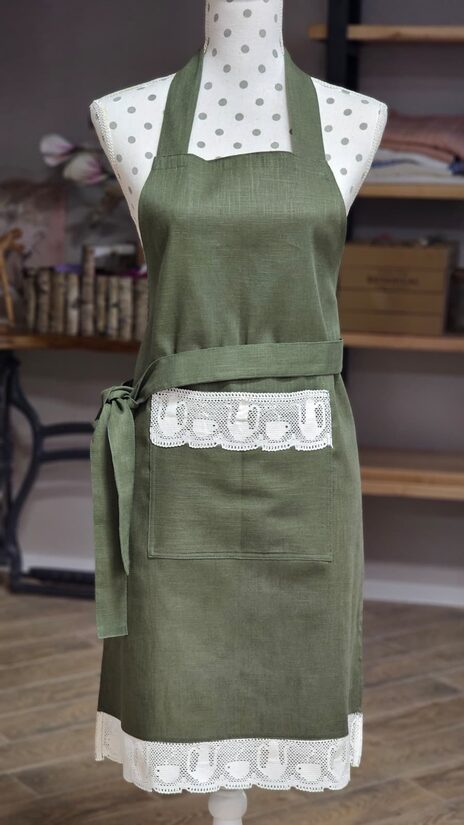 Tumši zaļš lina priekšauts ar platu mežģīni