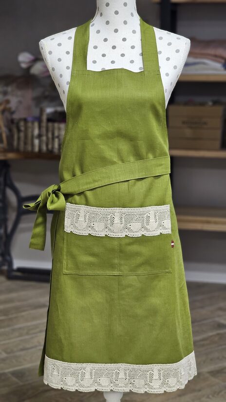 Zaļš lina priekšauts ar platu mežģīni